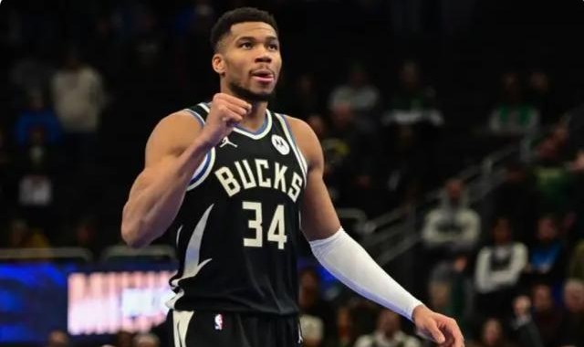 必发下载-当世最强攻防一体！字母哥无悬念捧起季中赛MVP