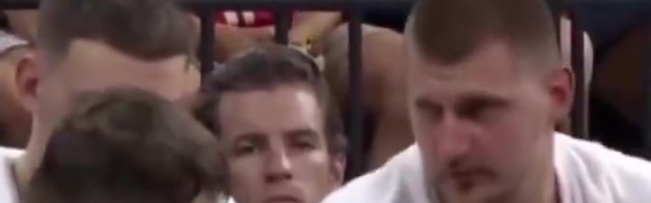 小将托皮奇被换下后直接坐下 约基奇告诉他要先和队友击掌