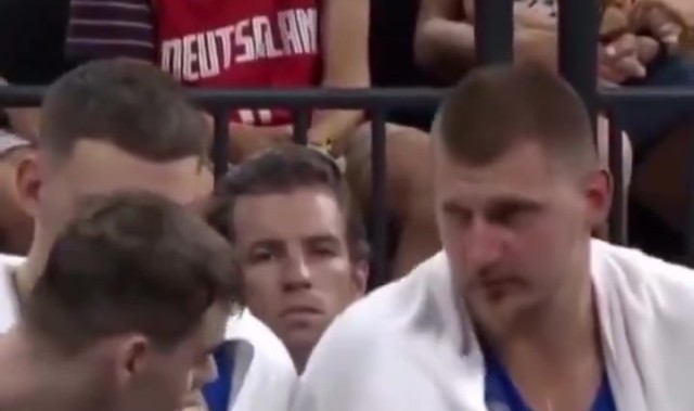 小将托皮奇被换下后直接坐下 约基奇告诉他要先和队友击掌