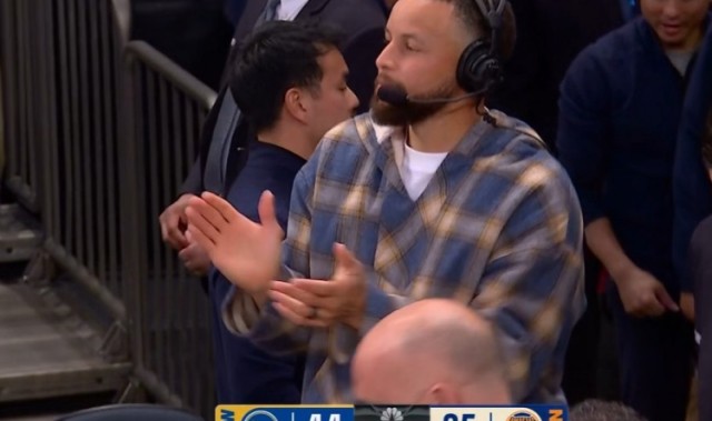 必发下载-场边库里看高兴了！小佩顿外线连中两记三分球 勇士领先19分打停