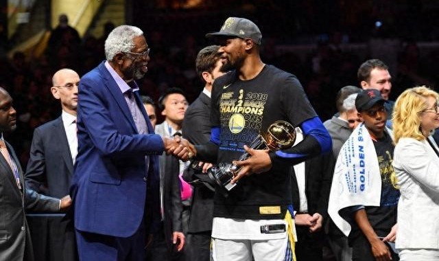 必发APP-库里：KD有两座当之无愧的FMVP奖杯 18年时我差点就分心了